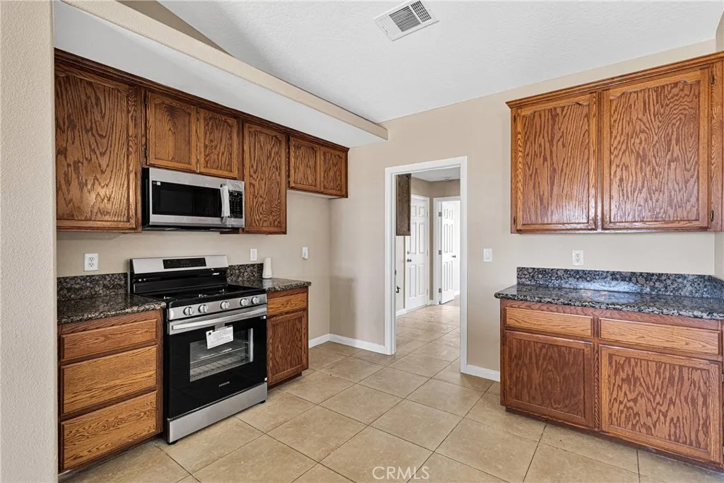 11569 Arroyo Avenue, Hesperia, California 92345 home-pic-5