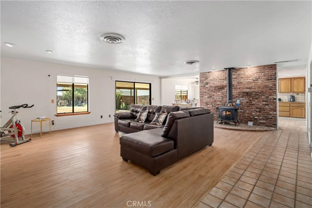 45050 43rd Street E, Lancaster, California 93535 home-pic-11