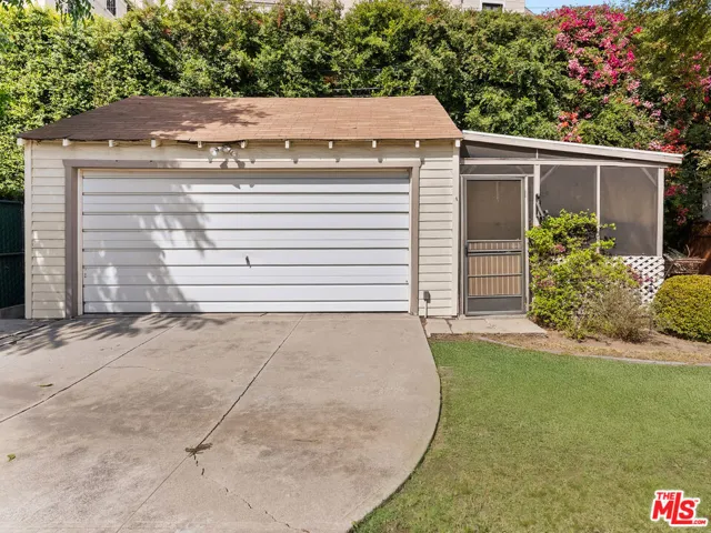 Garage with Lanai