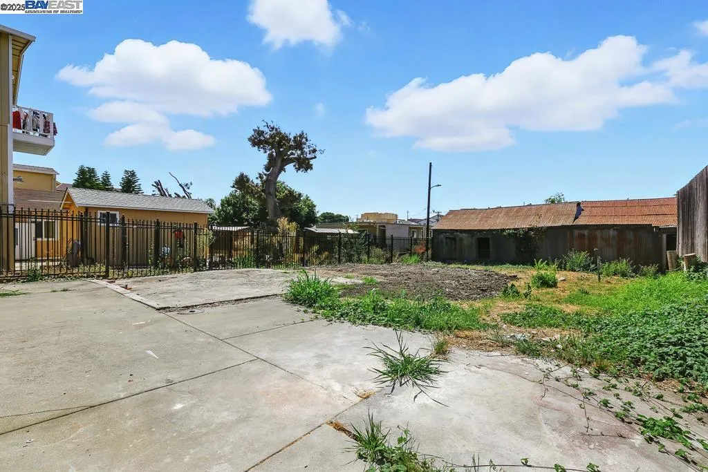 1739 E 22nd St, Oakland, California 94606 home-pic-50