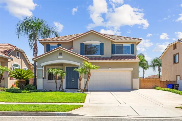 Fantastic curb appeal on cul-de-sac street