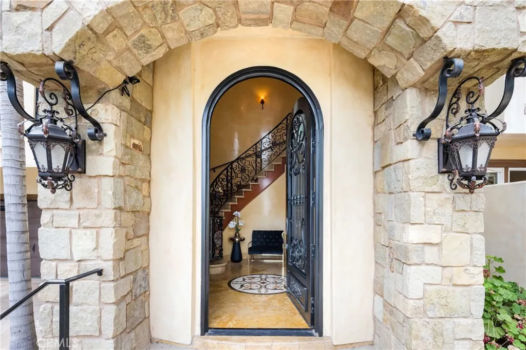 19554 Wells Drive, Tarzana, California 91356 home-pic-5