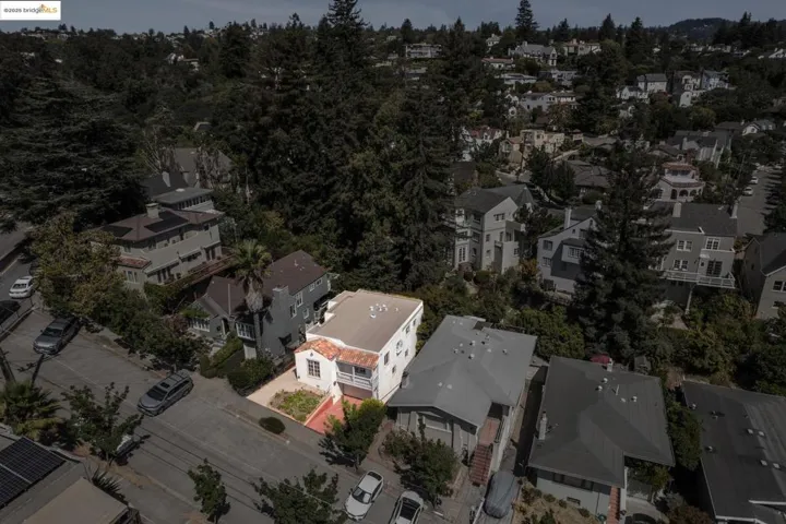 84 Portsmouth Rd, Piedmont, California 94610-1129