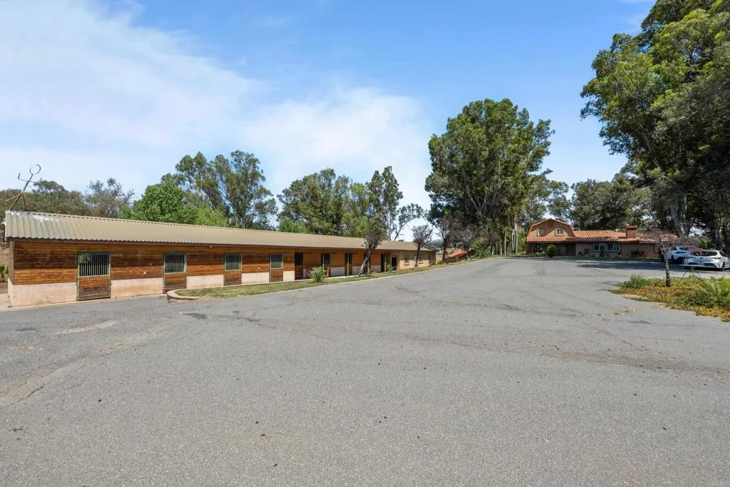 25450 Hayes Ave, Murrieta, California 92562 home-pic-12