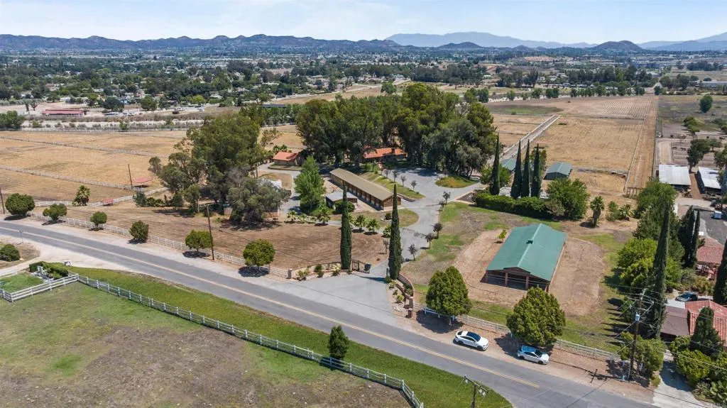 25450 Hayes Ave, Murrieta, California 92562 home-pic-3