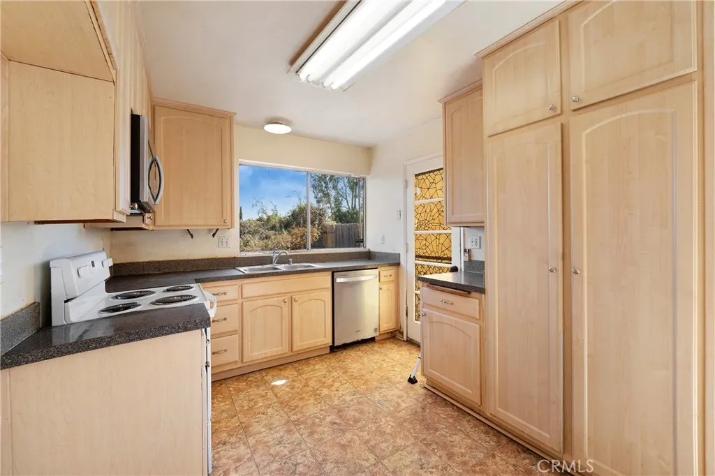 8364 Cacus Street, Spring Valley, California 91977 home-pic-9