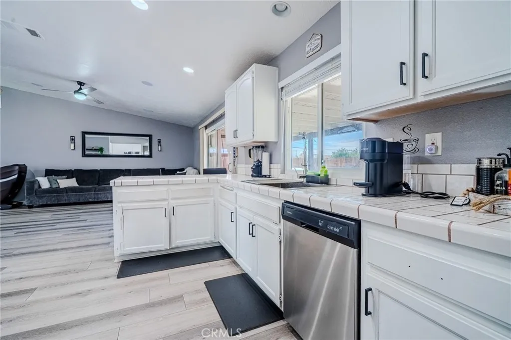 18106 Carob Street, Hesperia, California 92345 home-pic-16