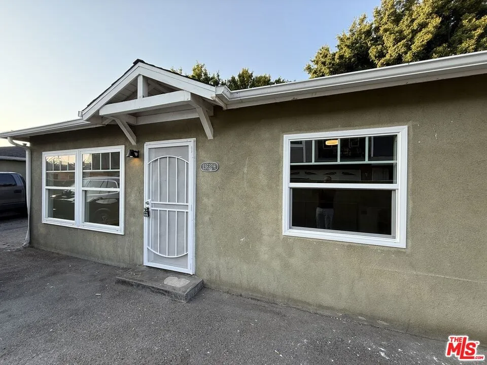 13632 Cerise Avenue 1/2, Hawthorne, California 90250, 2 Bedrooms Bedrooms, ,1 BathroomBathrooms,Residential Lease,For Rent,CERISE,25587149