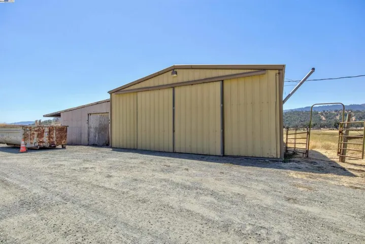 1280 SF Shop and 874 SF Lean-To