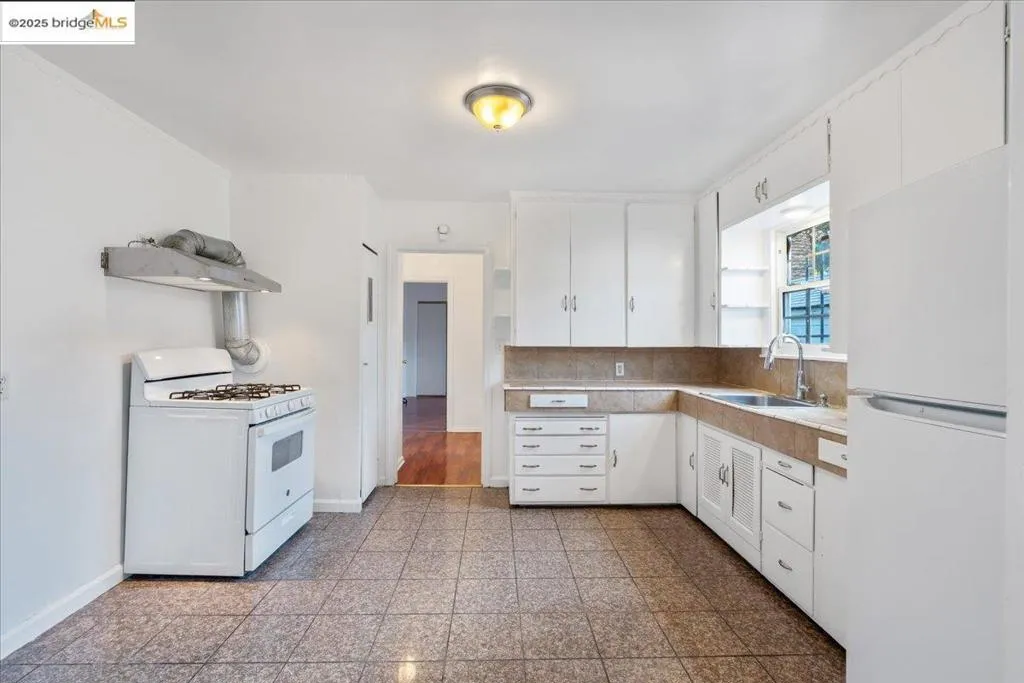 8806 Dowling St, Oakland, California 94605 home-pic-8