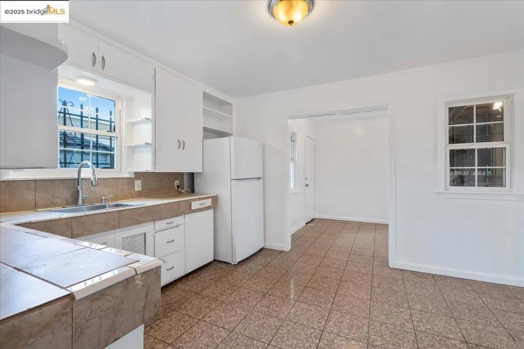 8806 Dowling St, Oakland, California 94605 home-pic-6