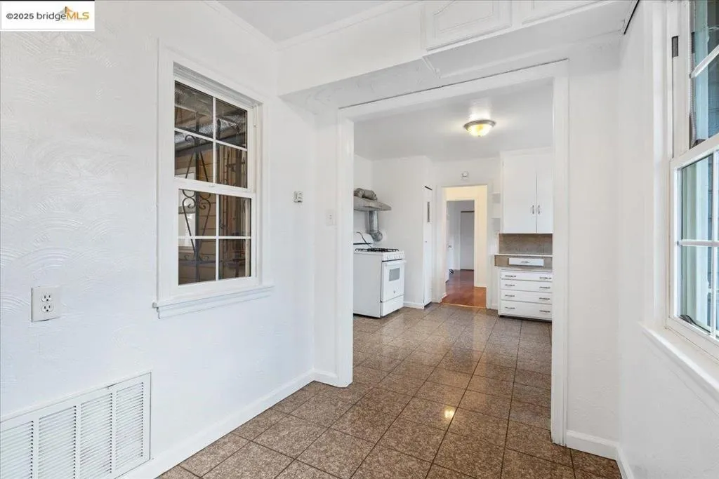 8806 Dowling St, Oakland, California 94605 home-pic-5