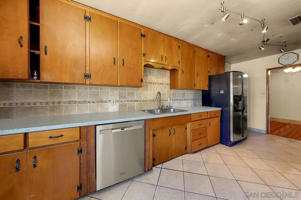 561 Spruce St, Imperial Beach, California 91932 home-pic-9