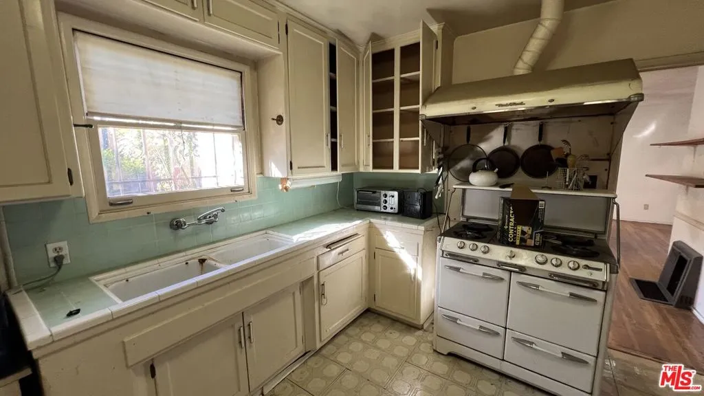 7725 Nestle Avenue, Reseda, California 91335 home-pic-27