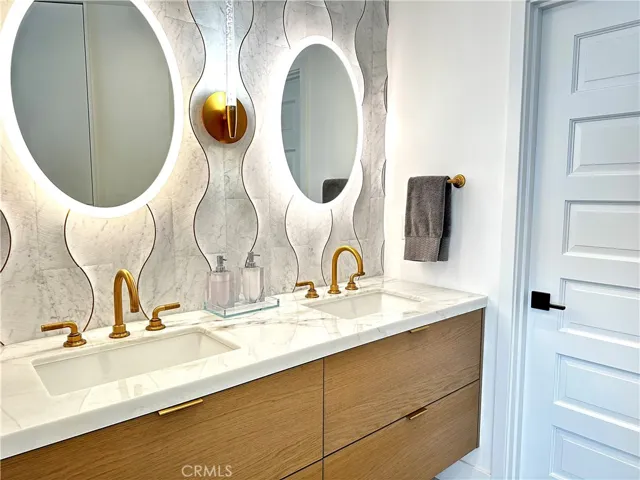 Main bathroom vanity