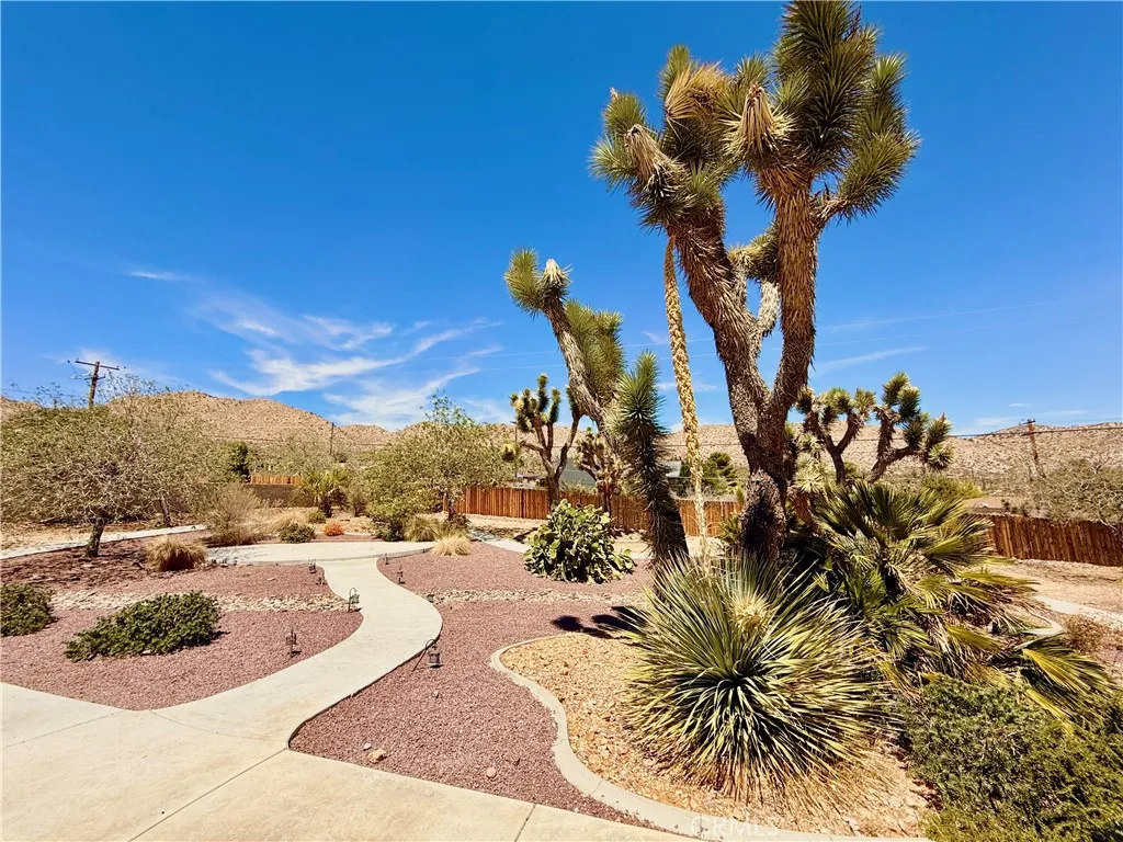 54822 El Prado Trail, Yucca Valley, California 92284 home-pic-2