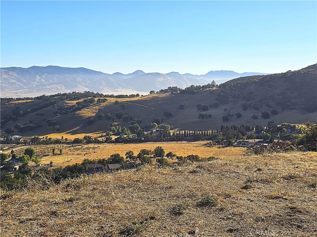 Total peace and quiet, yet quick access to...everything!  Tehachapi is just over that nearby hill...'bout 10 minutes to town.