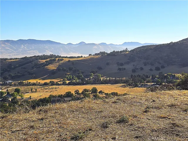 Total peace and quiet, yet quick access to...everything!  Tehachapi is just over that nearby hill...'bout 10 minutes to town.