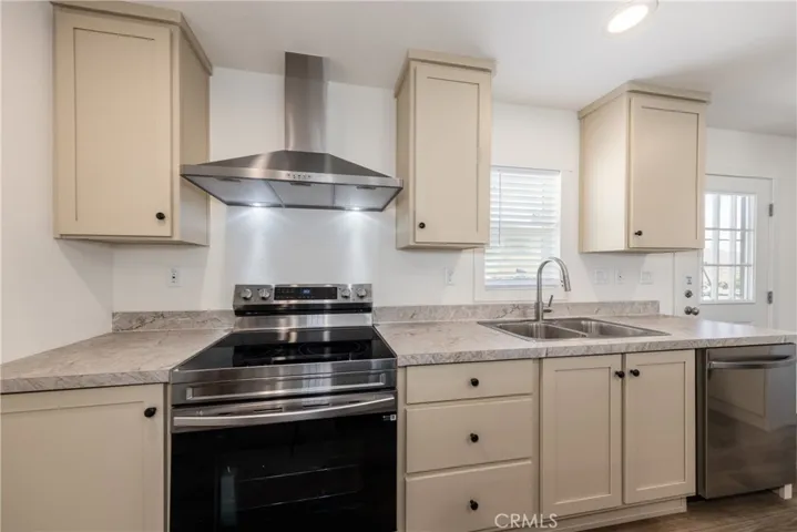 Stainless Range Hood & Appliances