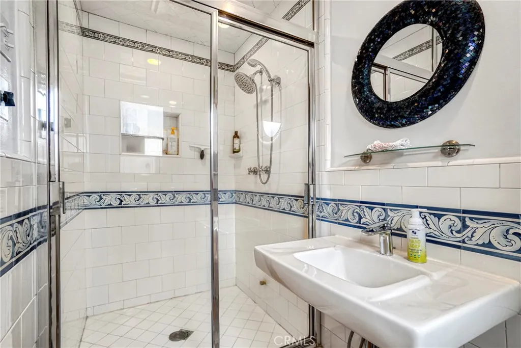 5223 Alhama Drive, Woodland Hills, California 91364 home-pic-19