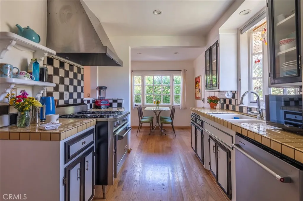 5223 Alhama Drive, Woodland Hills, California 91364 home-pic-8