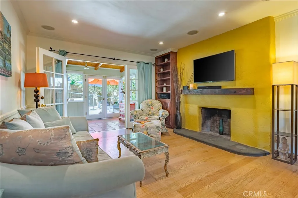 5223 Alhama Drive, Woodland Hills, California 91364 home-pic-2