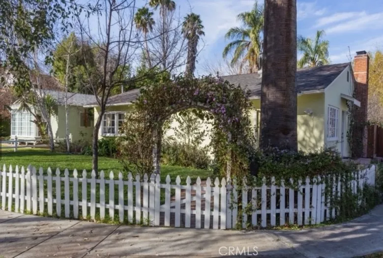 5223 Alhama Drive, Woodland Hills, California 91364 home-pic-1