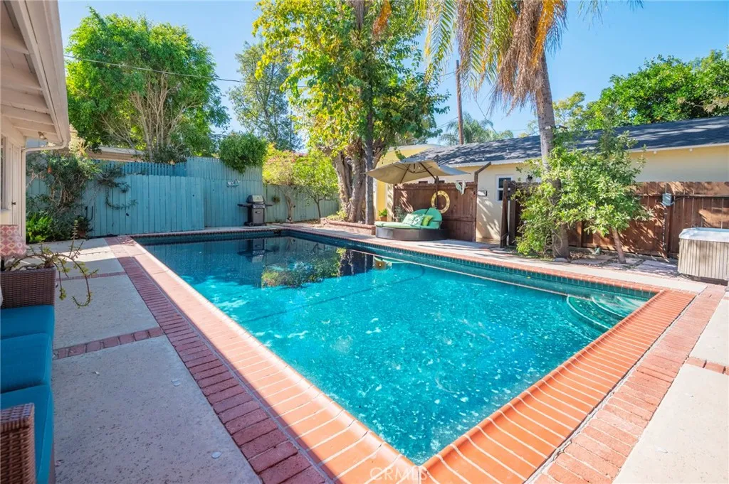 5223 Alhama Drive, Woodland Hills, California 91364 home-pic-26