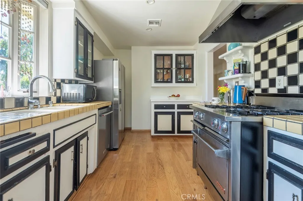 5223 Alhama Drive, Woodland Hills, California 91364 home-pic-7
