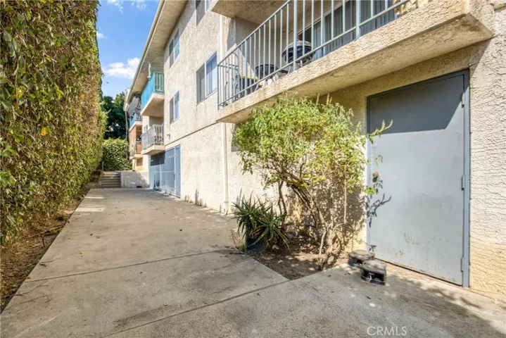 7233 Loma Verde Avenue, Canoga Park, California 91303