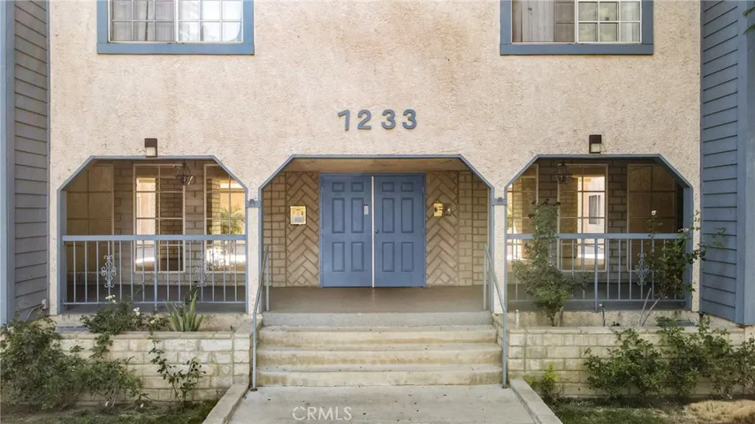 7233 Loma Verde Avenue, Canoga Park, California 91303