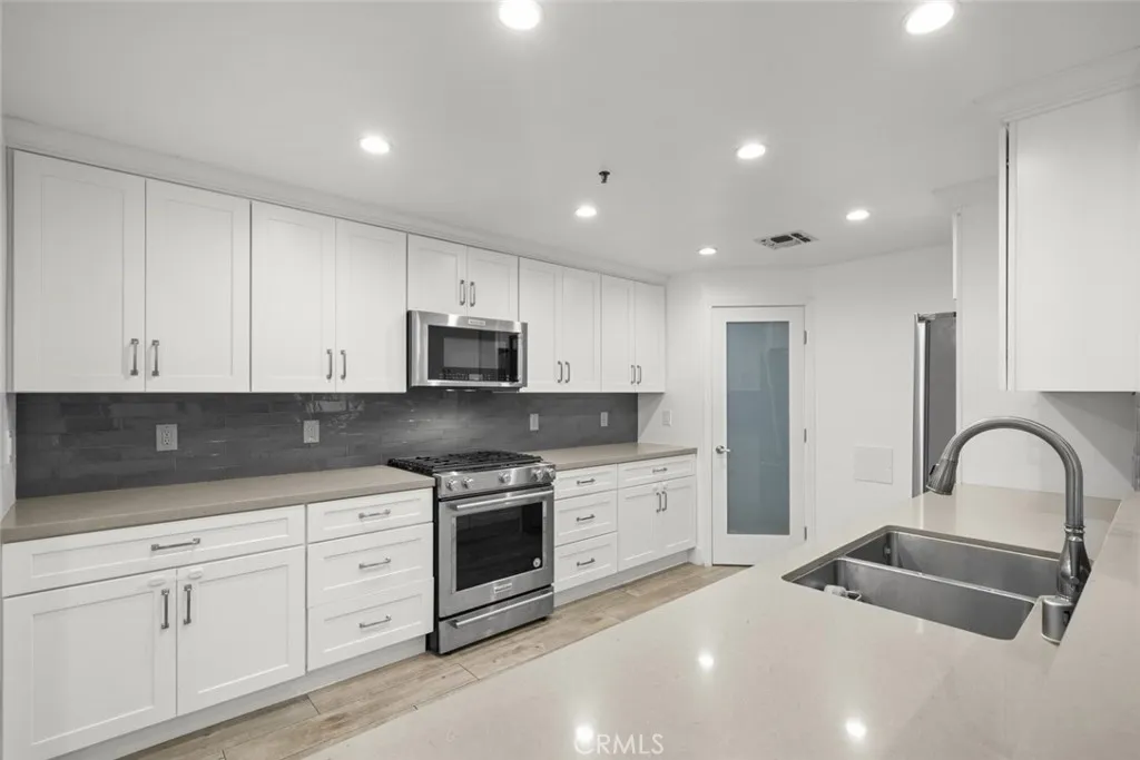 5350 White Oak Avenue 113, Encino, California 91316 home-pic-13