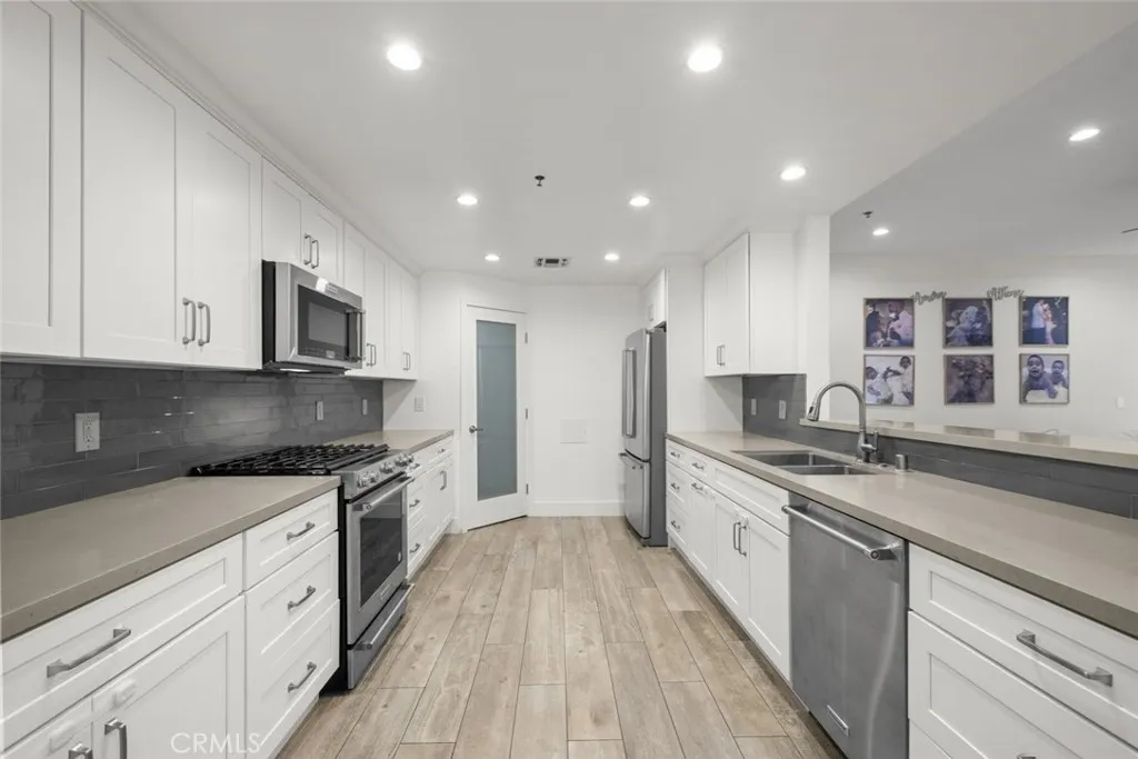 5350 White Oak Avenue 113, Encino, California 91316 home-pic-12
