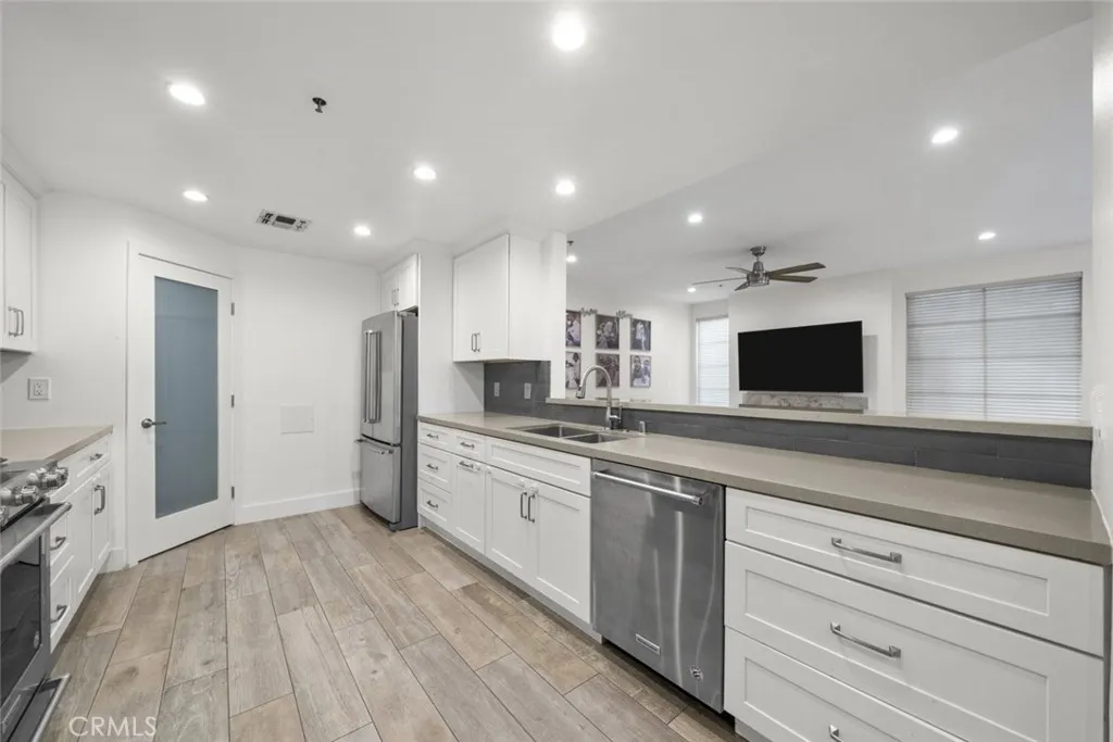 5350 White Oak Avenue 113, Encino, California 91316 home-pic-15