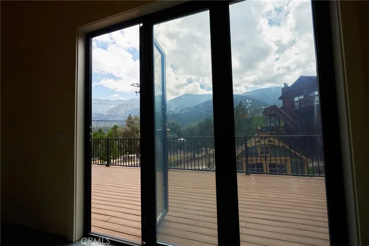 Stacking wall w/ clear effect to back deck