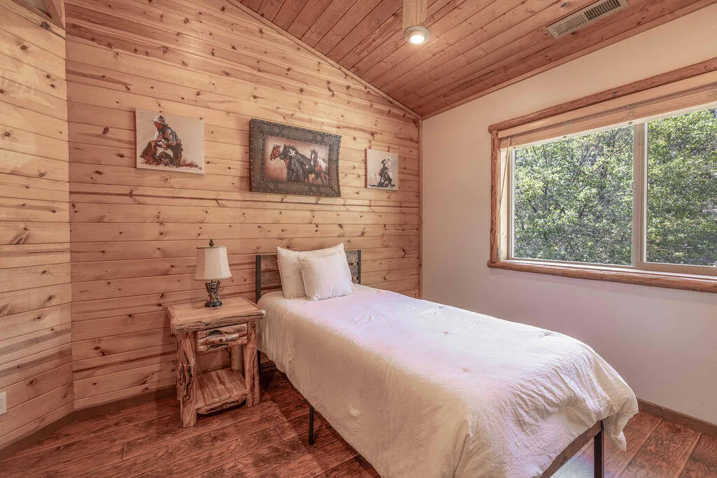 4thBedroom1-
