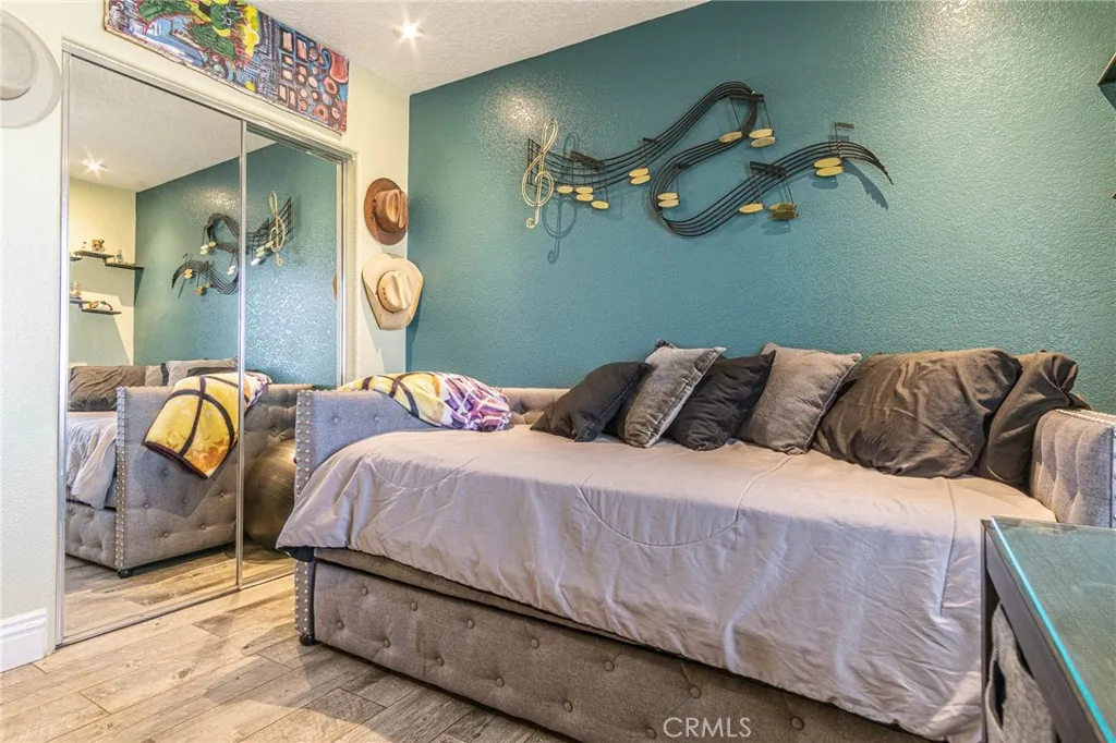 9735 Elsinore Road, Oak Hills, California 92344 home-pic-17