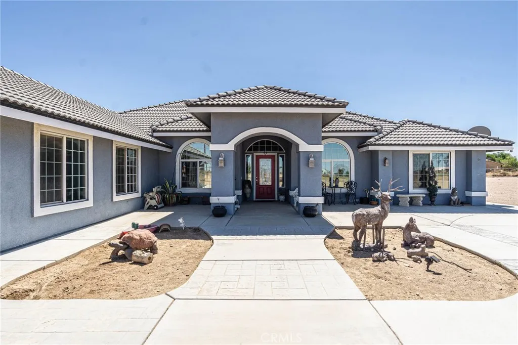 9735 Elsinore Road, Oak Hills, California 92344 home-pic-1