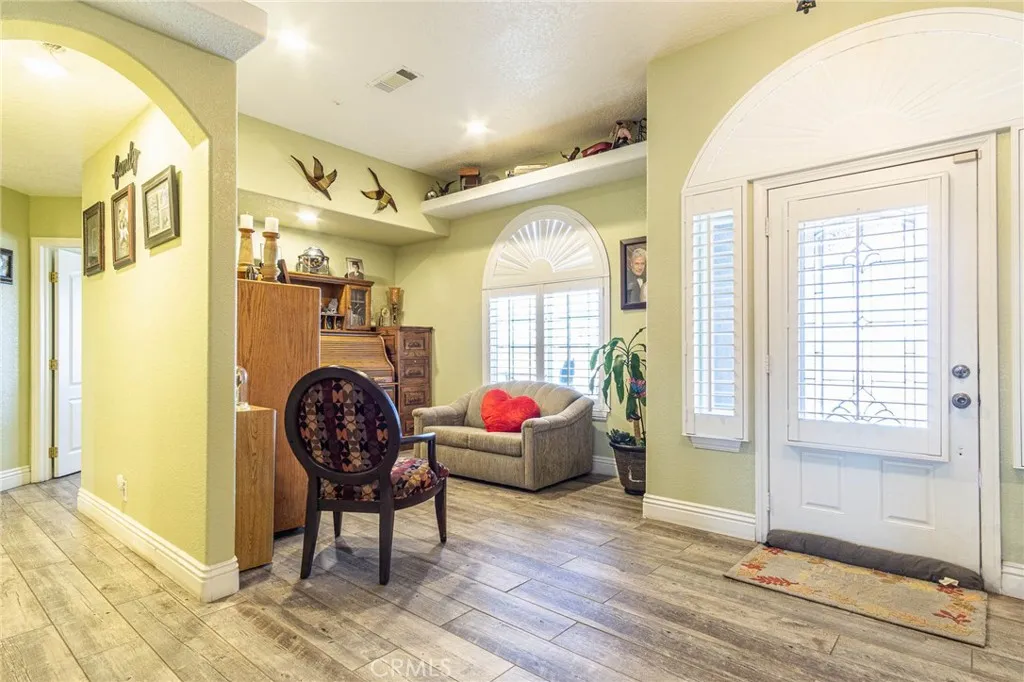 9735 Elsinore Road, Oak Hills, California 92344 home-pic-7