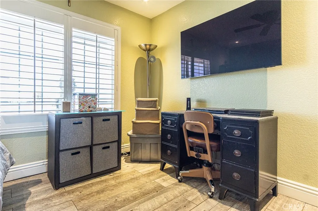 9735 Elsinore Road, Oak Hills, California 92344 home-pic-20