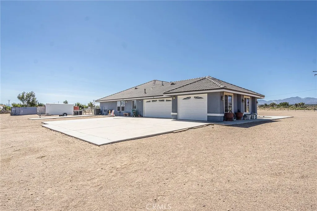 9735 Elsinore Road, Oak Hills, California 92344 home-pic-41