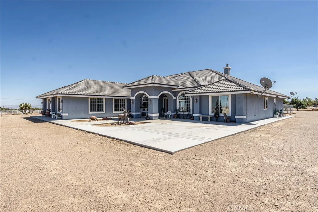 9735 Elsinore Road, Oak Hills, California 92344 home-pic-52