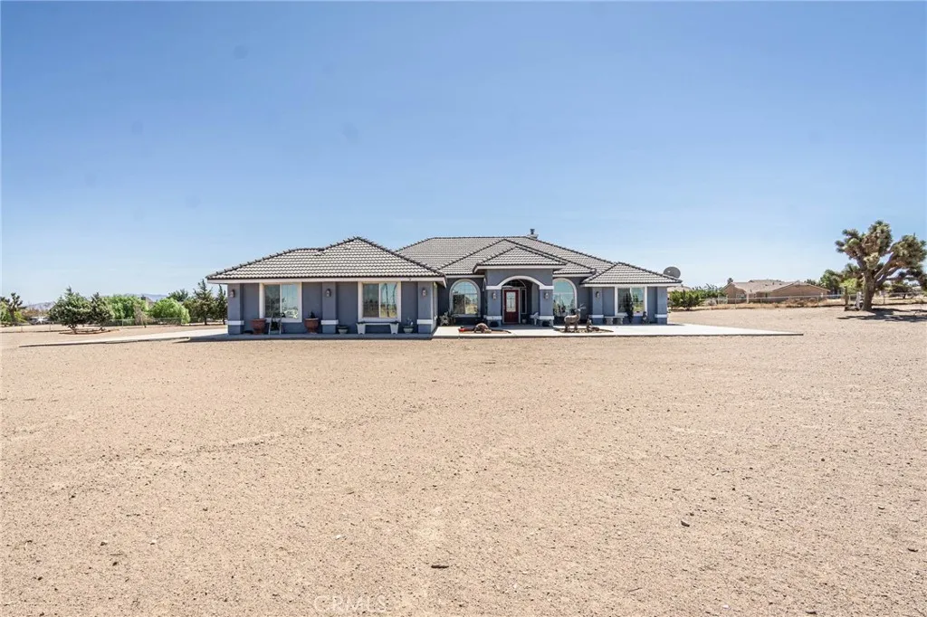 9735 Elsinore Road, Oak Hills, California 92344 home-pic-3