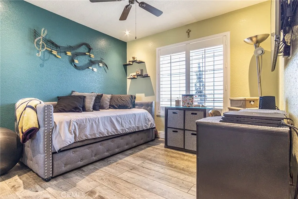 9735 Elsinore Road, Oak Hills, California 92344 home-pic-18