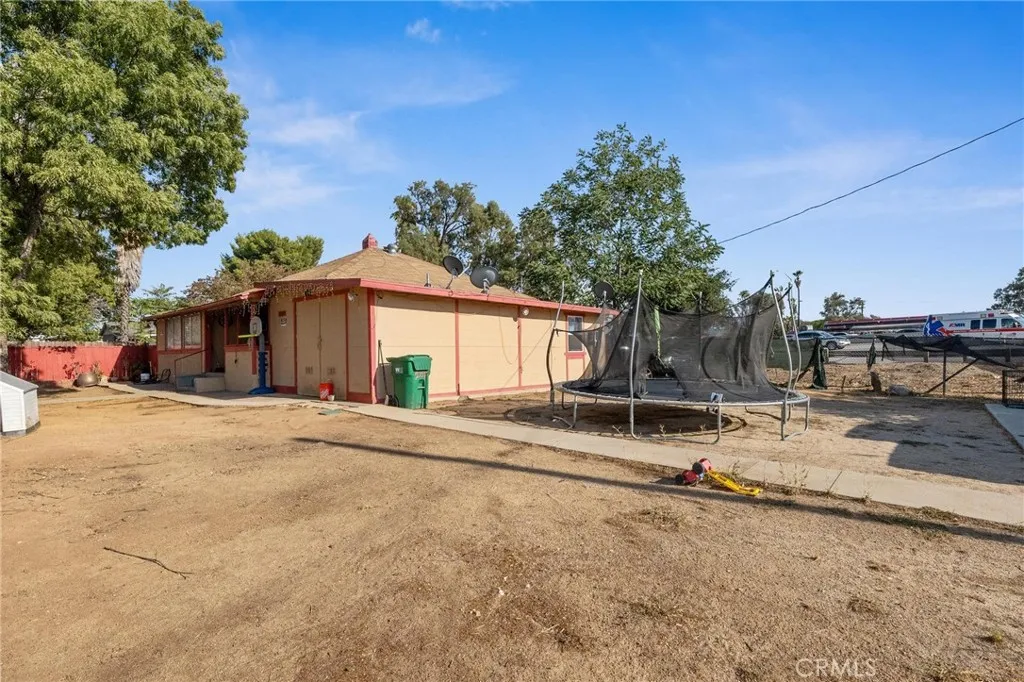 207 E 5th Street, Beaumont, California 92223 home-pic-4