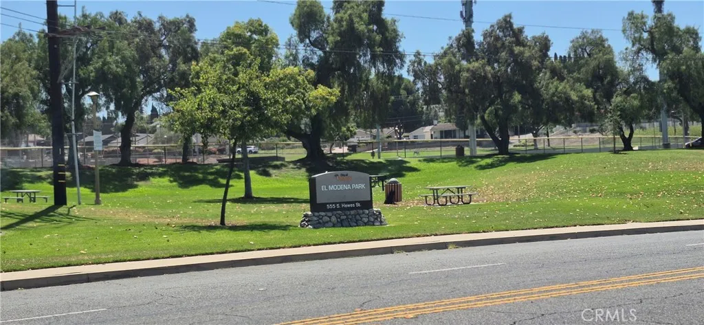 El Modena Park close by.