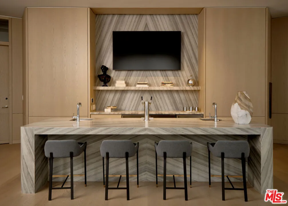 211 W Elm Court 14c, Los Angeles, California 90067 home-pic-11