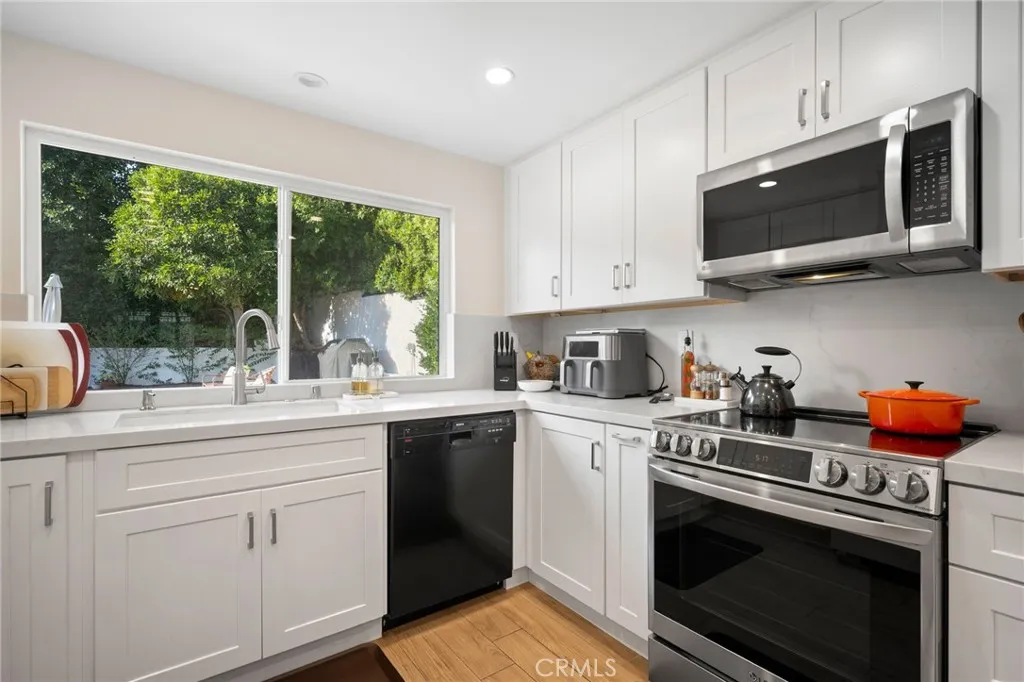 3015 Arrowhead Drive, Los Angeles, California 90068 home-pic-11