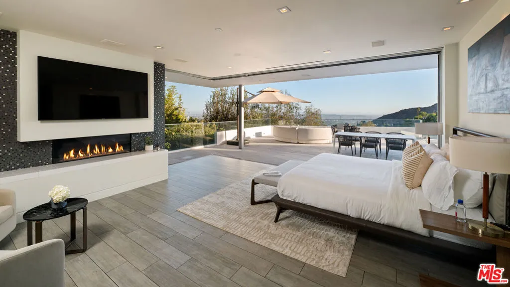 7080 Mulholland Drive, Los Angeles, California 90068 home-pic-12
