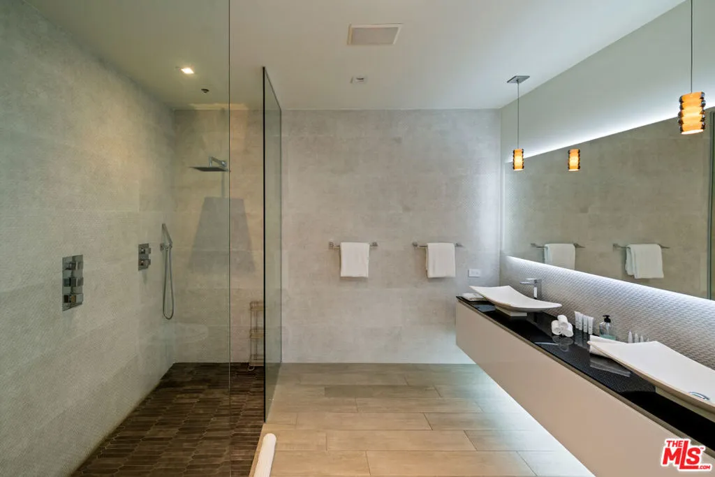 7080 Mulholland Drive, Los Angeles, California 90068 home-pic-18